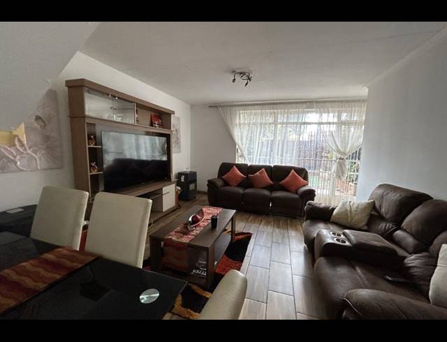 3 BEDROOM TOWNHOUSE FOR SALE IN BEDFORD GARDENS